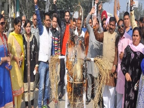 protest against rahul gandhi and kejriwal